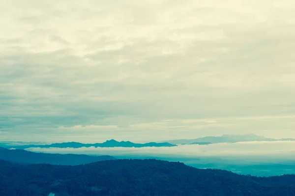 美丽的高山景观和云蓝蓝的天空 — 图库照片