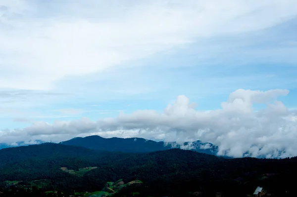 美丽的高山景观和云蓝蓝的天空 — 图库照片