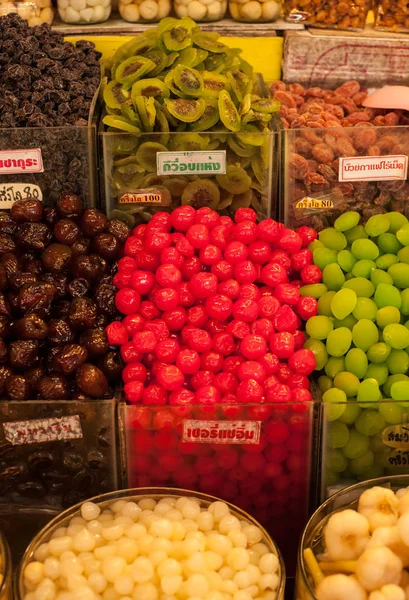 Surtido de frutas secas en una caja de impresoras, higos, cerezas, kiwi, st —  Fotos de Stock