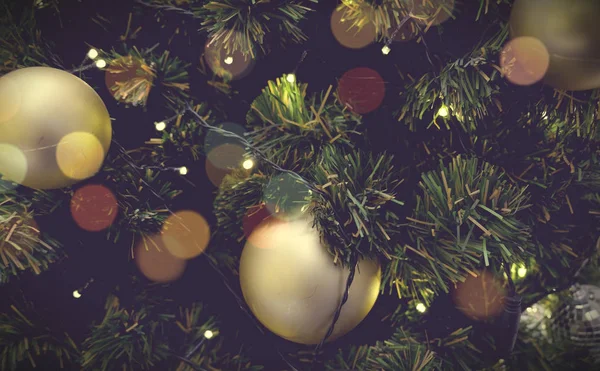 Arbre de Noël décoré sur fond flou et scintillant — Photo