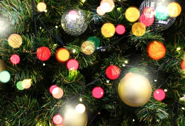 Árbol de Navidad decorado sobre fondo borroso y brillante —  Fotos de Stock