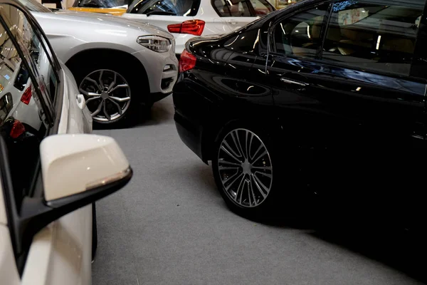 Coches aparcados en el aparcamiento. — Foto de Stock