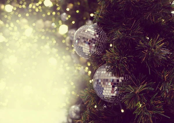 Διακοσμημένο χριστουγεννιάτικο δέντρο στην θολή, αφρώδης του φόντο — Φωτογραφία Αρχείου