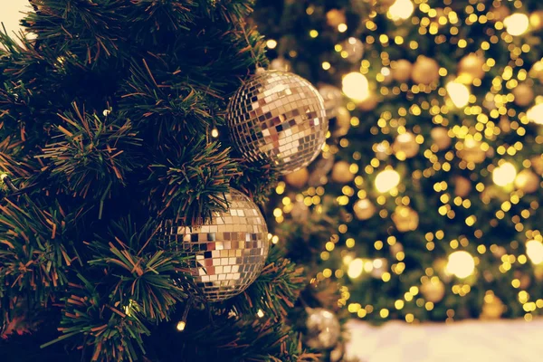 金圣诞背景的消除聚焦灯带装饰 tr — 图库照片