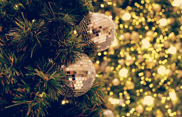 Gold Weihnachten Hintergrund der defokussierten Lichter mit dekorierten tr — Stockfoto