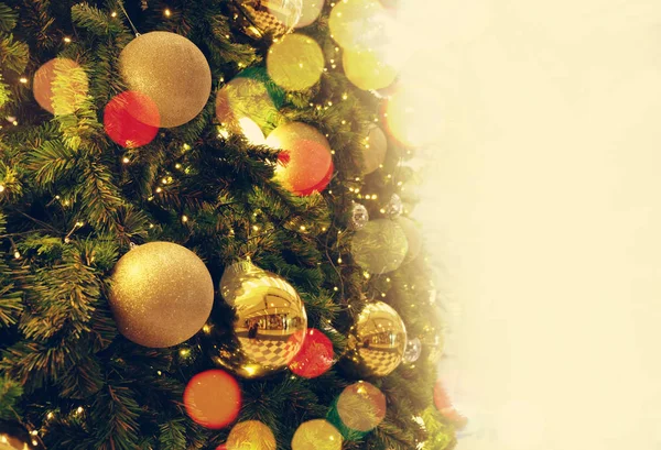 Arany karácsonyi háttér, de célzott fények, díszített tr — Stock Fotó