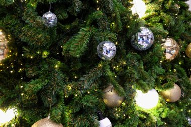 Süslü Noel ağacına arka plan köpüklü bulanık
