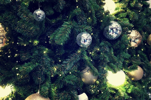 Dekorerad julgran på suddig, glittrande bakgrund — Stockfoto