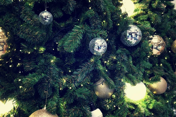 Árbol de Navidad decorado sobre fondo borroso y brillante — Foto de Stock