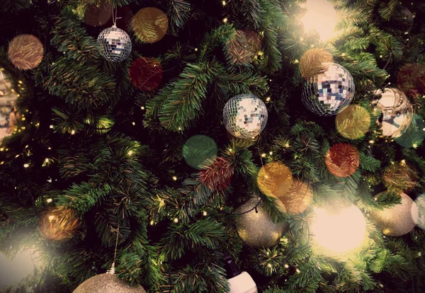 Árbol de Navidad decorado sobre fondo borroso y brillante —  Fotos de Stock