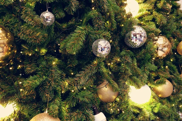 Árvore de Natal decorada em fundo borrado e espumante — Fotografia de Stock