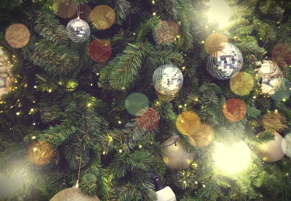 Díszített karácsonyfa a homályos, csillogó háttér — Stock Fotó