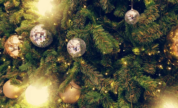 Árvore de Natal decorada em fundo borrado e espumante — Fotografia de Stock