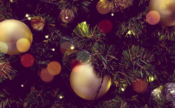 Süslü Noel ağacına arka plan köpüklü bulanık