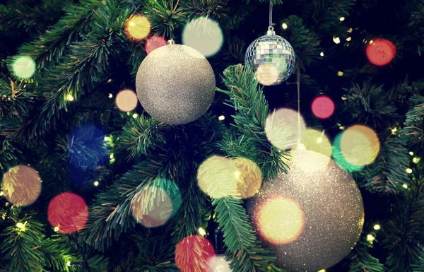 輝く背景に飾られたクリスマス ツリーがぼやけています。 — ストック写真