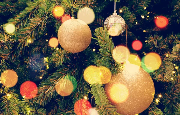 Arany karácsonyi háttér, de célzott fények, díszített tr — Stock Fotó