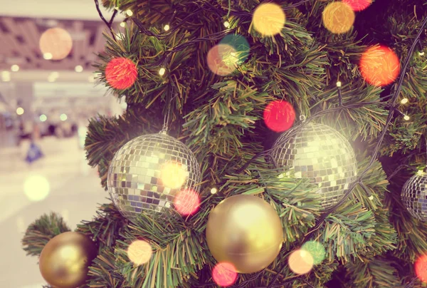 Árvore de Natal decorada em fundo borrado e espumante — Fotografia de Stock