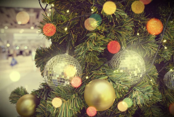 Albero di Natale decorato su sfondo sfocato e scintillante — Foto Stock