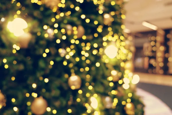 Fond de Noël en or de lumières déconcentrées avec tr décoré — Photo