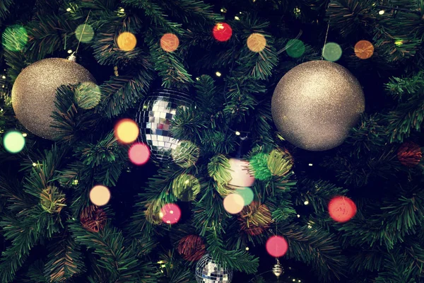 Árbol de Navidad decorado sobre fondo borroso y brillante —  Fotos de Stock