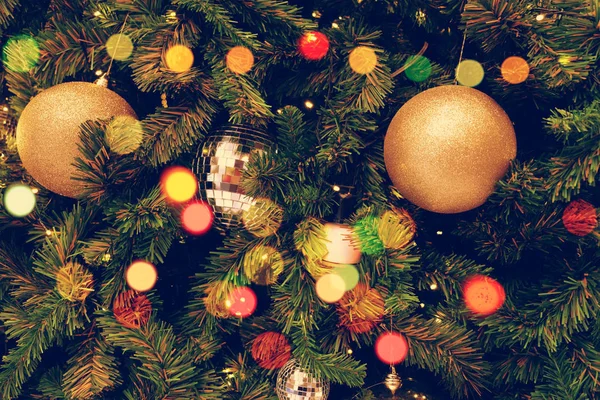 Золотой рождественский фон из размытых огней с украшенными цветами — стоковое фото