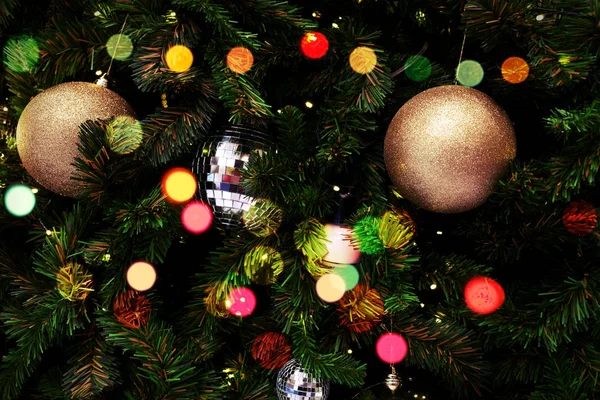 Díszített karácsonyfa a homályos, csillogó háttér — Stock Fotó