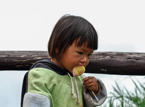 Unbekanntes kleines Mädchen isst einen Lutscher — Stockfoto