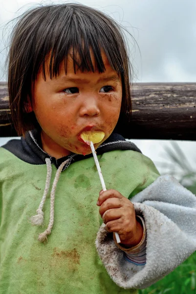 Unbekanntes kleines Mädchen isst einen Lutscher — Stockfoto