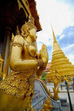 Wat Phra Kaew Tapınağı Emerald Buda mavi gökyüzü Bangkok ile