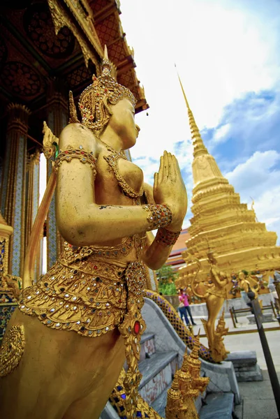 WAT PHRA KAEW Tempio del Buddha Smeraldo con cielo blu BANGKOK — Foto Stock