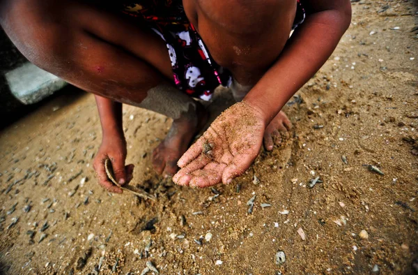 Ребенок, играющий на песке на пляже . — стоковое фото