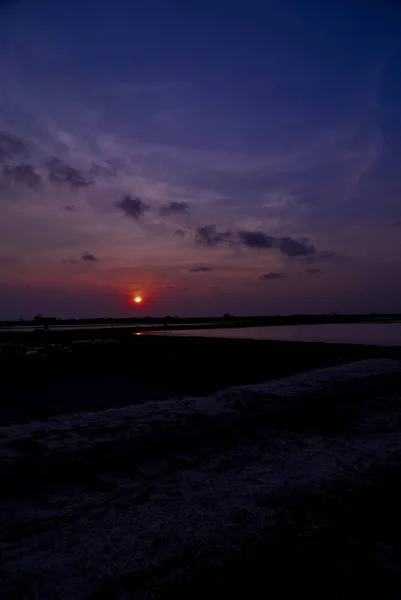 Wunderschöne Salzzucht (naklua) im Sonnenuntergang an der Küste — Stockfoto