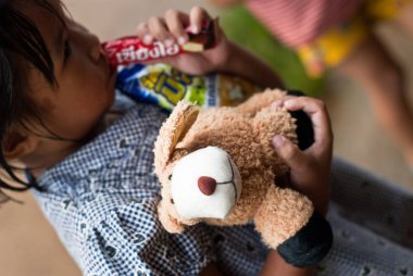 kimliği belirsiz çocuk atıştırmalık onların köyde yiyin.