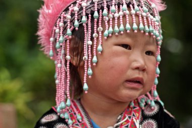 Geleneksel ile tanımlanamayan Akha tepe kabile çocuk portresi