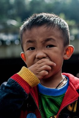 kimliği belirsiz çocuk atıştırmalık yiyin