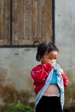 kimliği belirsiz çocuk atıştırmalık onların köyde yiyin.