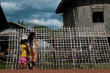 kimliği belirsiz çocuk atıştırmalık onların köyde yiyin.