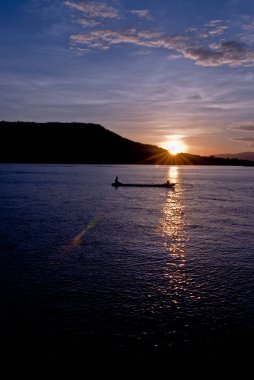 Güzel manzara gündoğumu doğa arka plan dağlar ve gökyüzü 