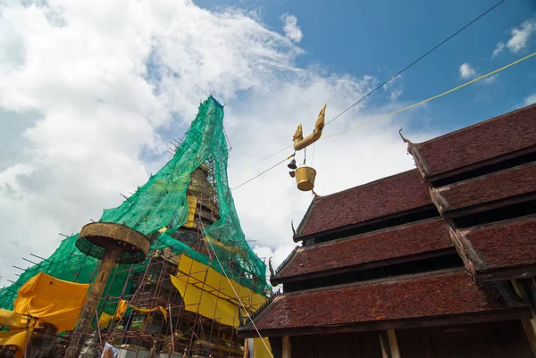 The restoration repairs Phra That Chae Haeng — Stock Photo, Image