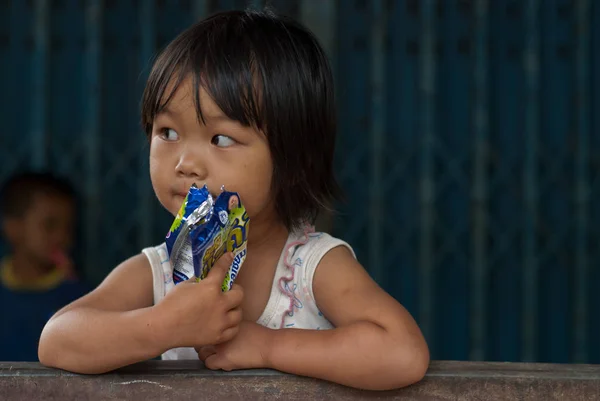 Unbekannte Kinder essen Snacks in ihrem Dorf — Stockfoto
