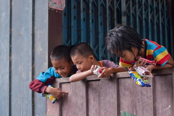 Неопознанные дети едят закуски в своей деревне — стоковое фото