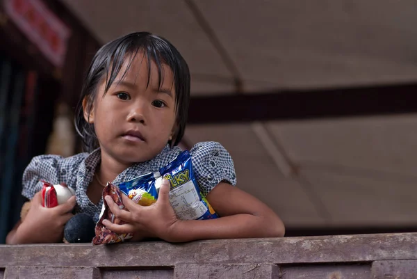 Unbekannte Kinder essen Snacks in ihrem Dorf — Stockfoto