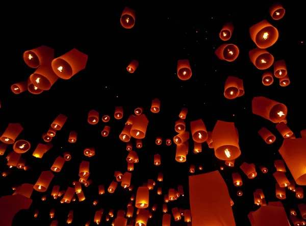 Floating lantern in Yee Peng festival (Loy Krathong) — Stock Photo, Image