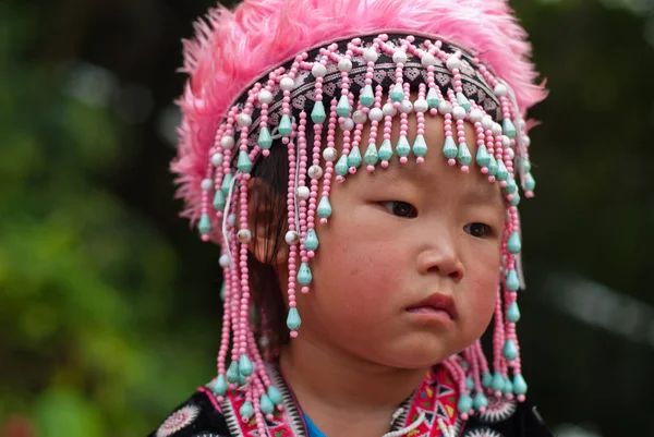 Портрет неопознанных детей племени Ахха с традиционными — стоковое фото