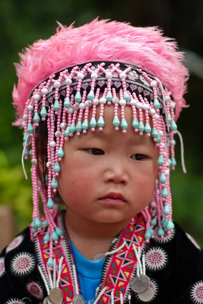 Портрет неопознанных детей племени Ахха с традиционными — стоковое фото