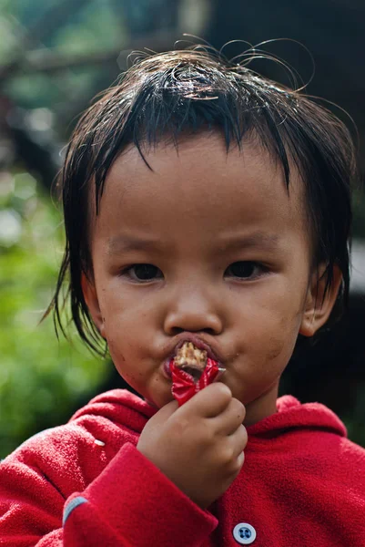 Unbekannte Kinder essen Snacks — Stockfoto