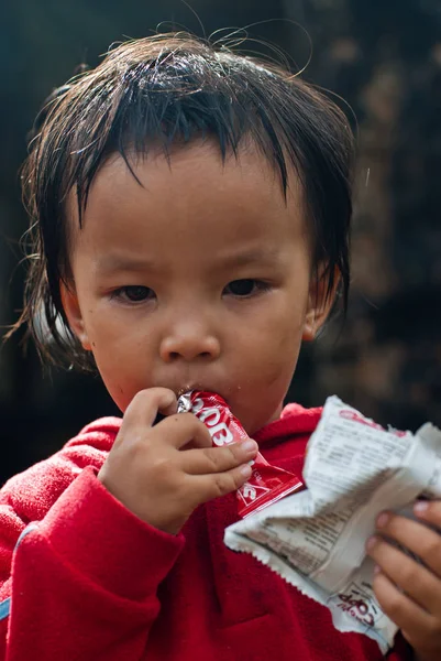 Unbekannte Kinder essen Snacks — Stockfoto