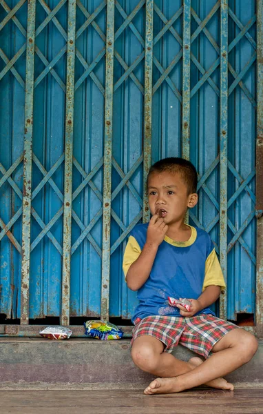 Неопознанные дети едят закуски — стоковое фото
