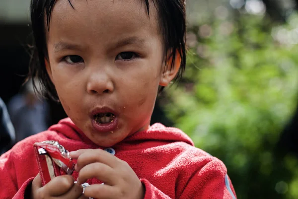 Unidentified children eat snacks in their village — Stock Photo, Image
