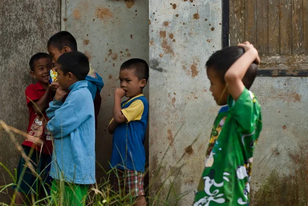 Neidentifikovaný děti jejich vesnice — Stock fotografie